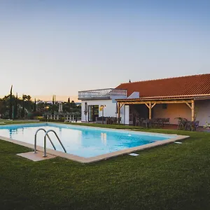 With Pool & Garden Alojamento de Acomodação e Pequeno-almoço